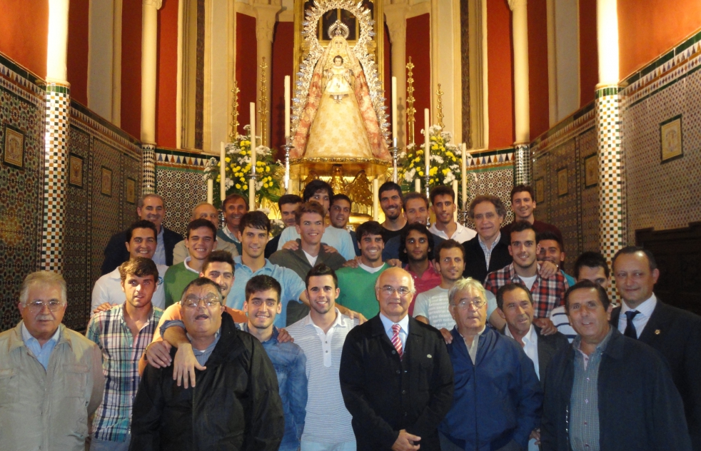 Ofrenda del CD Alcal a la Virgen del guila