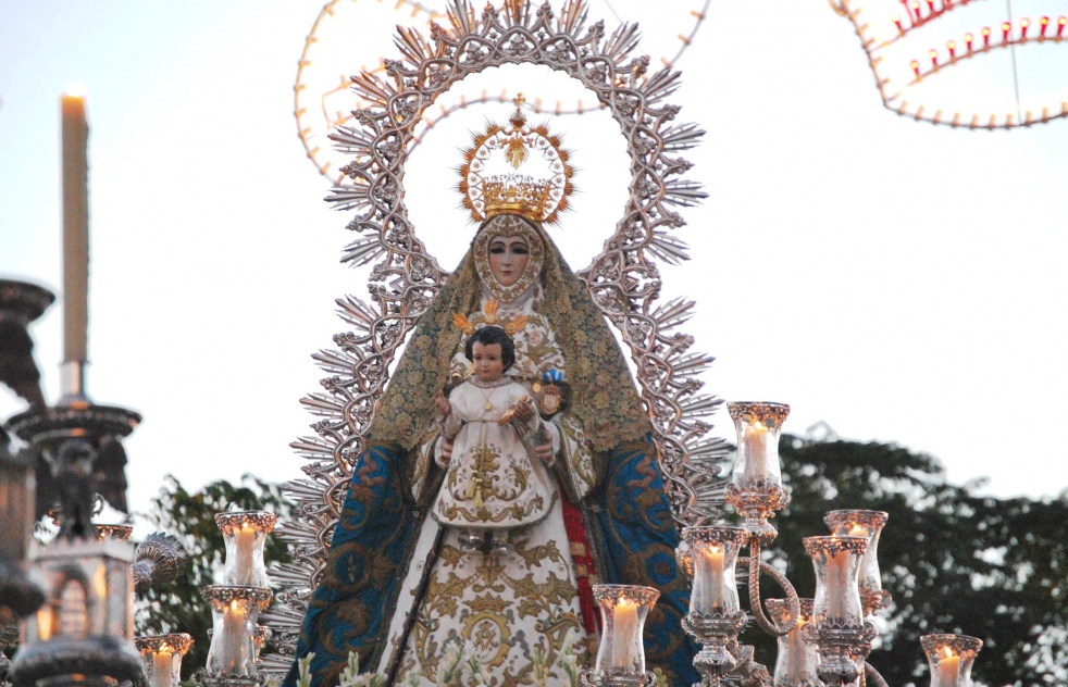 La cuadrilla de la Virgen de la Amargura llevar a la Virgen del guila