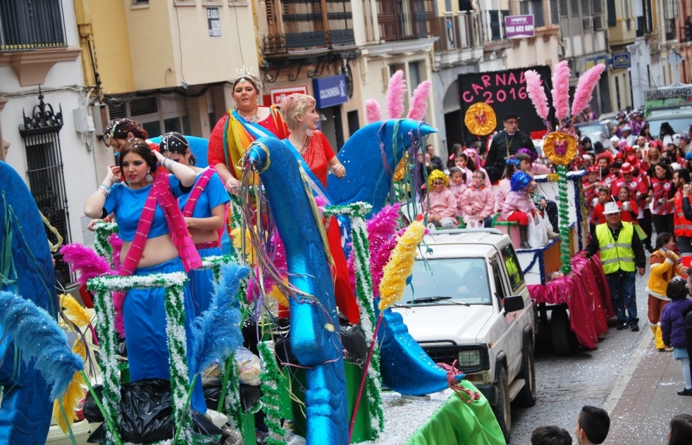 Dos desfiles de Carnaval el fin de semana, los nios el viernes y los adultos el sbado